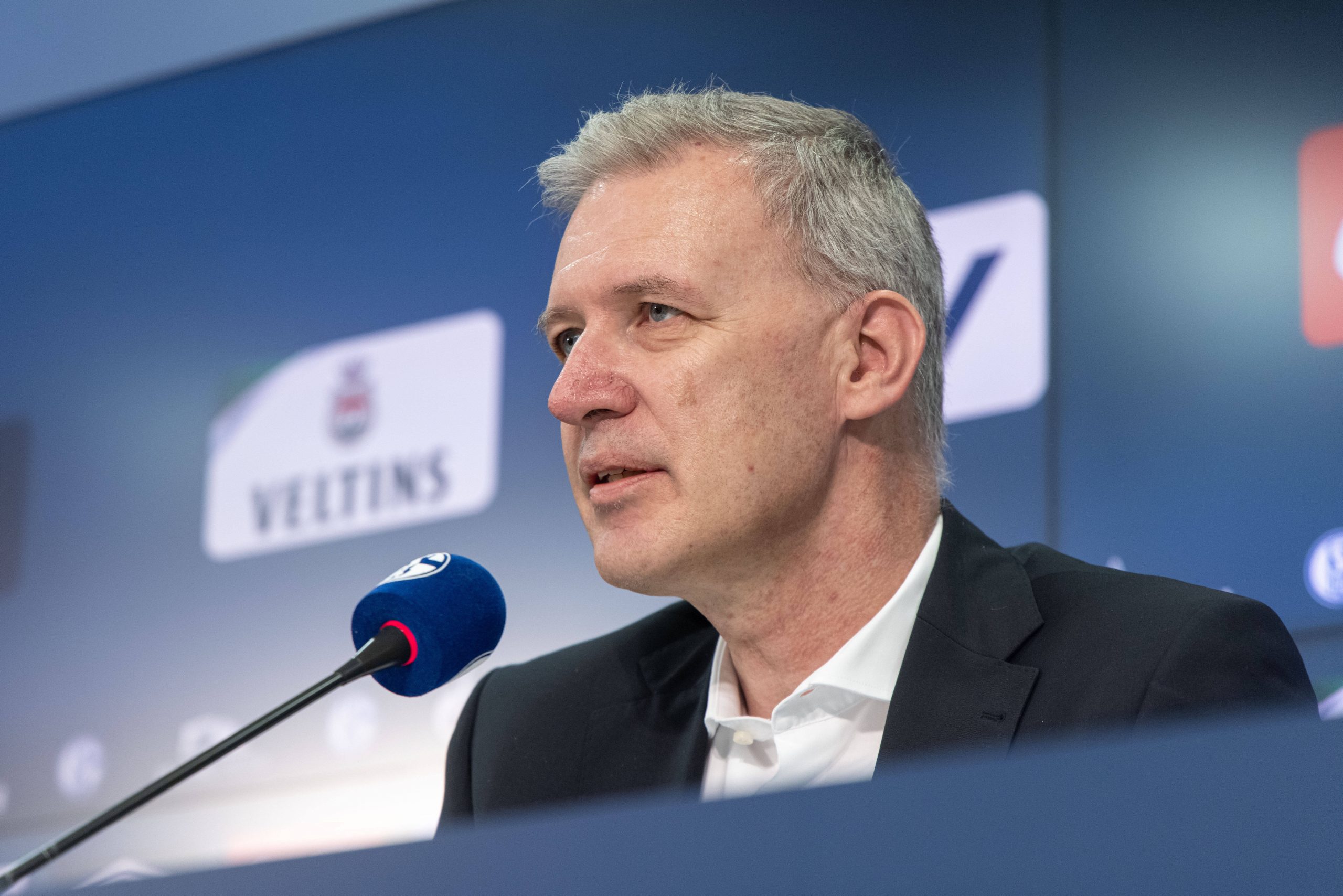 Jens Buchta sitzt auf der Schalker Pressebühne