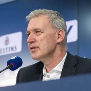 Jens Buchta sitzt auf der Schalker Pressebühne
