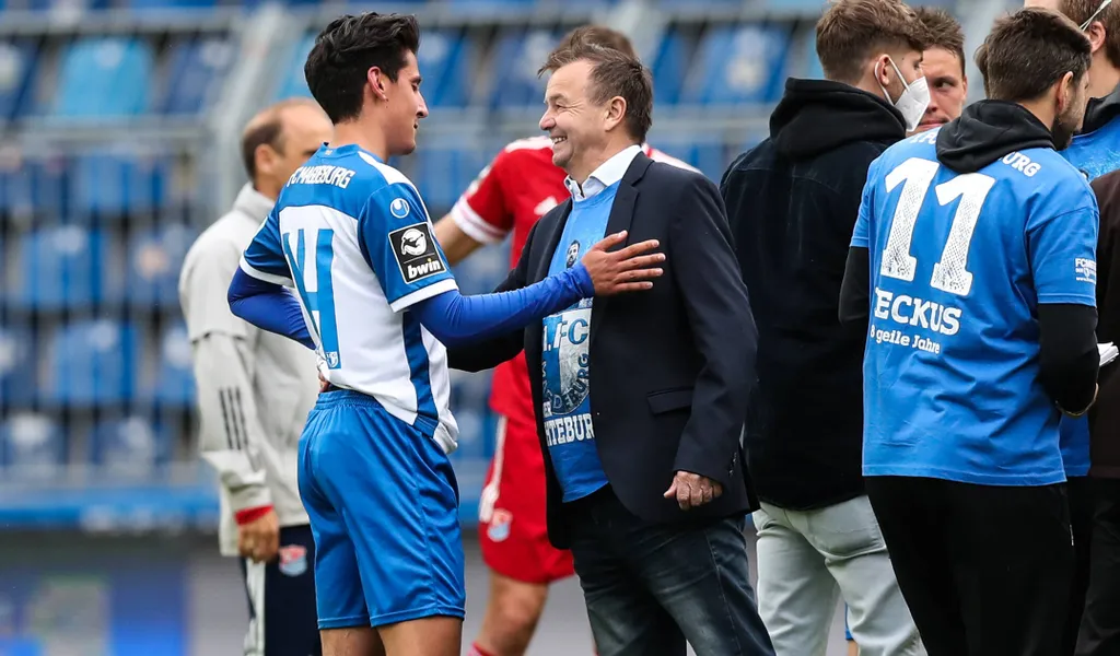Magdeburgs Sportchef Otmar Schork kann sich über den Verbleib von Maximilian Franzke freuen.