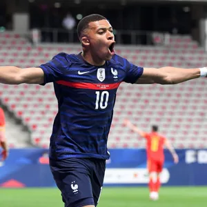 Kylian Mbappé sollte offenbar zum FC Bayern gelockt werden.