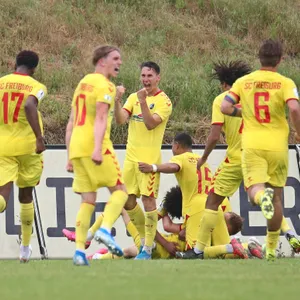 Der SC Freiburg II bejubelt den Ausgleich in Elversberg.