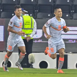 Sunil Chhetri (r.) feiert eines seiner Tore gegen Bangladesch – er hat nun in Länderspielen häufiger getroffen als Lionel Messi.