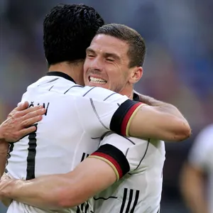 Robin Gosens umarmt Ilkay Gündogan