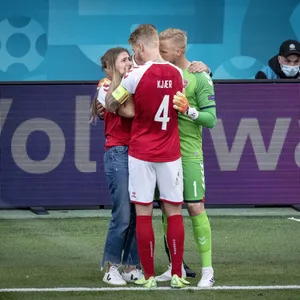 Kasper Schmeichel und Simon Kjaer trösten Freundin von Eriksen