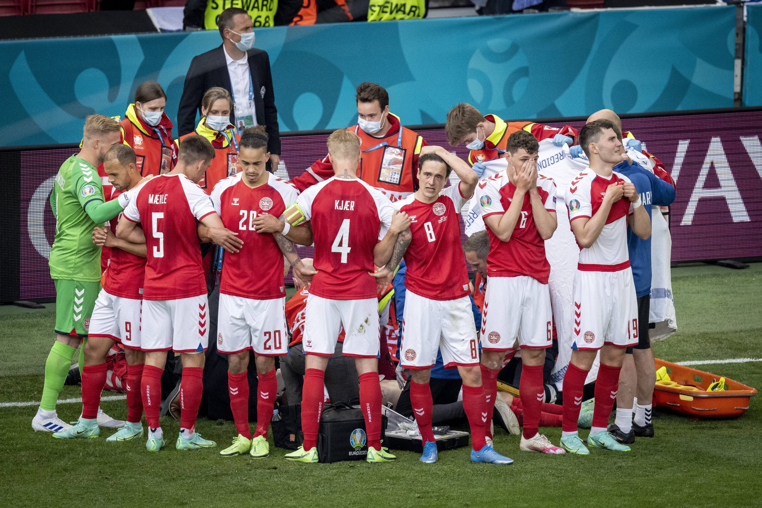 Dänemark-Spieler schützen Christian Eriksen