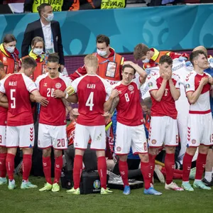 Dänemark-Spieler schützen Christian Eriksen