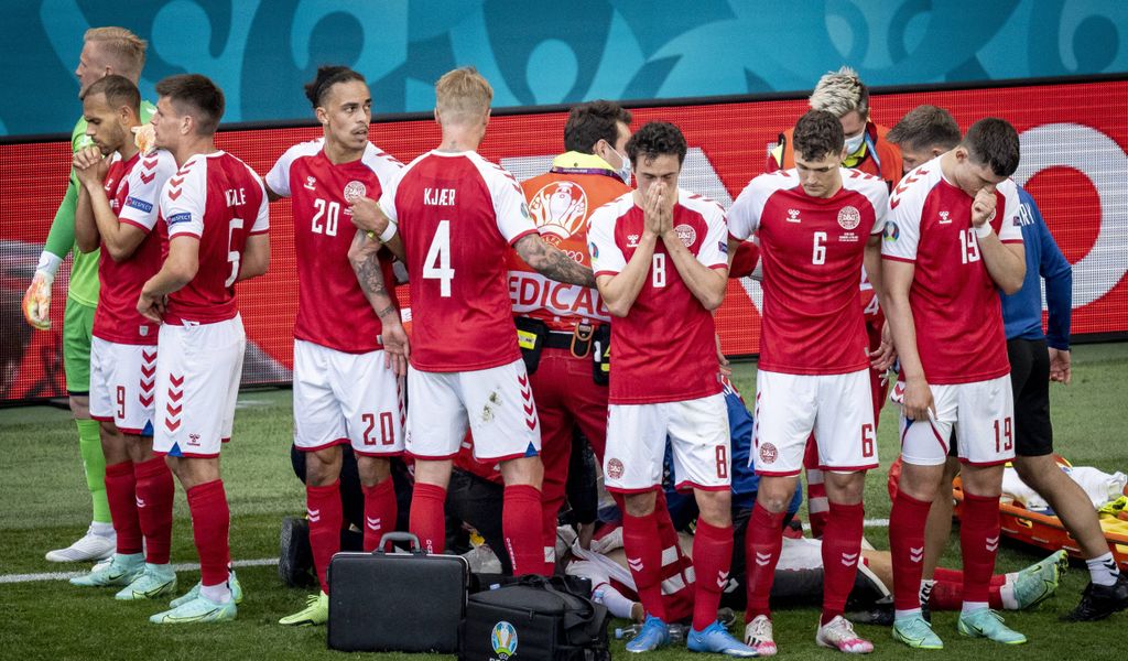 Die dänischen Nationalspieler bilden einen Kreis um Christian Eriksen