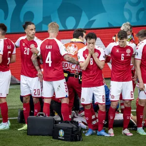 Die dänischen Nationalspieler bilden einen Kreis um Christian Eriksen