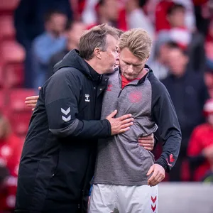 Simon Kjaer wird von Kasper Hjulmund getröstet.
