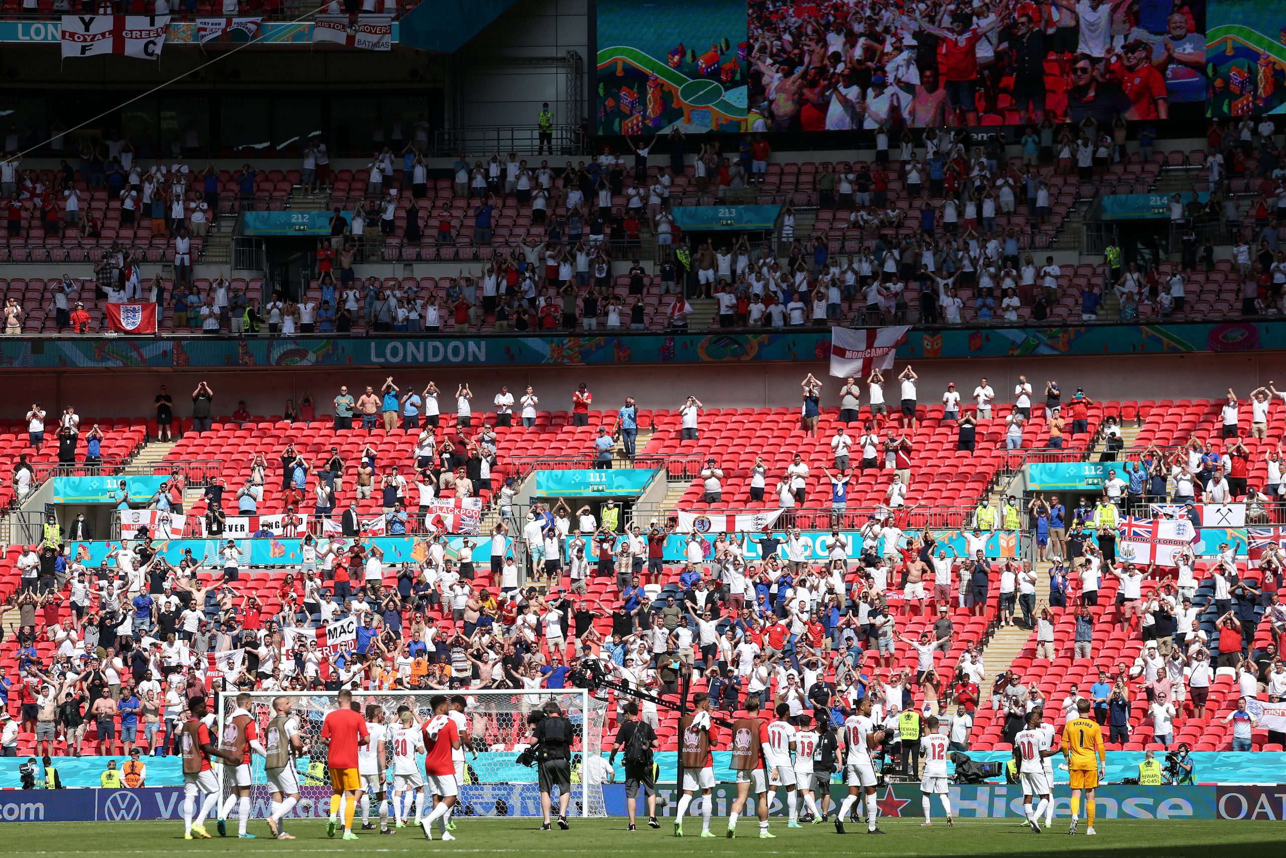 Fans auf der Tribüne beim EM-Spiel England gegen Kroatien
