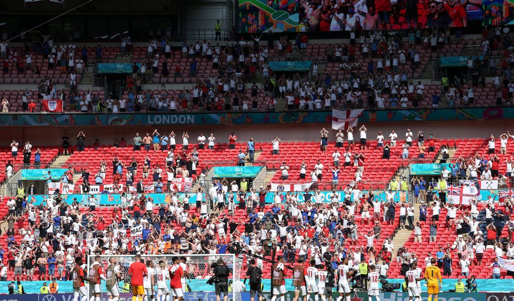 Fans auf der Tribüne beim EM-Spiel England gegen Kroatien