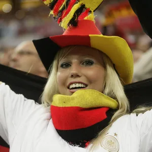 Ein Fan für Deutschland mit Bemalung im Gesicht