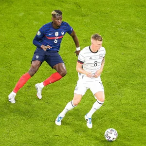 Toni Kroos gegen Paul Pogba.