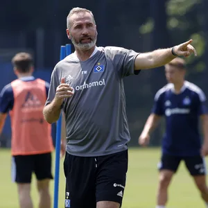 Allzu viele Profis kann HSV-Trainer Tim Walter (l.) aktuell nicht auf dem Trainingsplatz begrüßen.