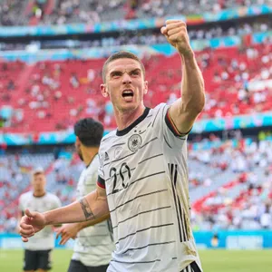 Robin Gosens jubelt mit dem DFB-Team gegen Portugal.