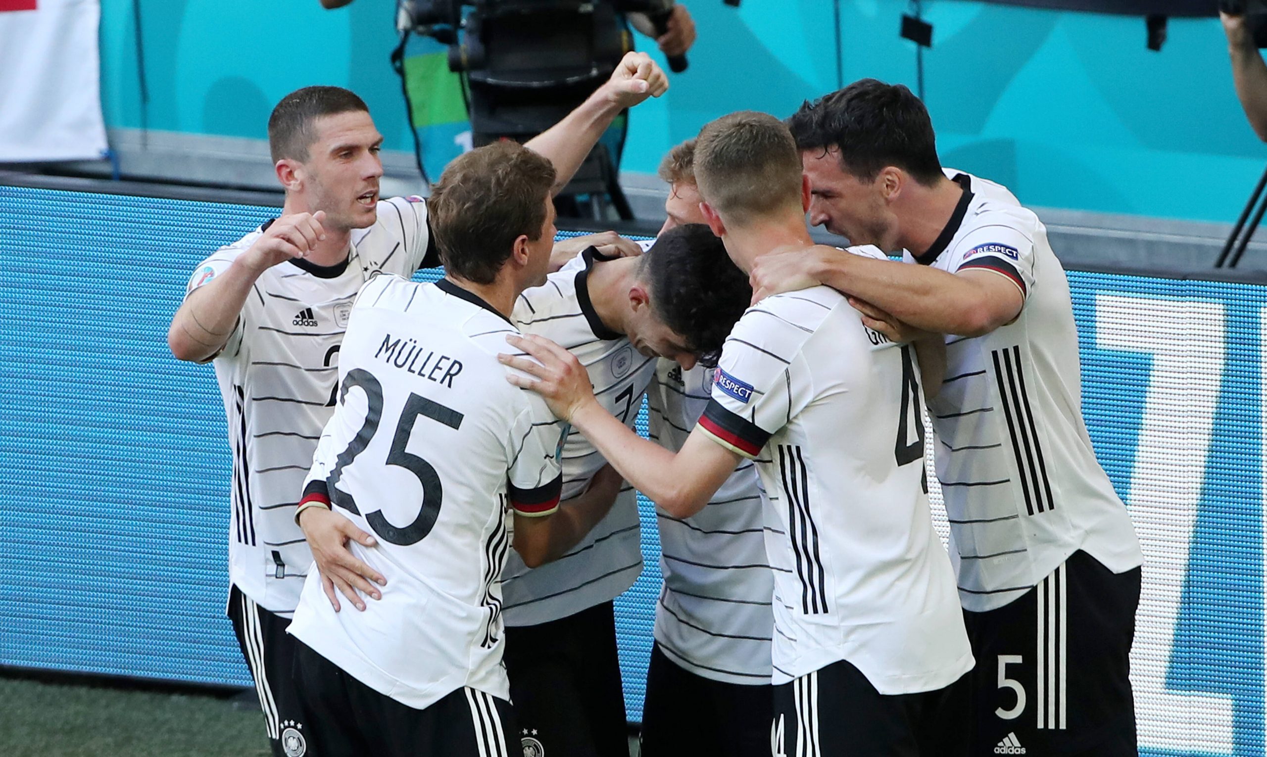 Die DFB-Stars feiern das 4:2 gegen Portugal