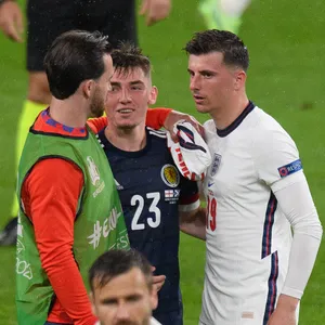 Die Engländer Ben Chilwell (l.) und Mason Mount (r.) mit dem Schotten Billy Gilmour
