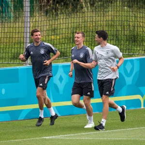 Thomas Müller (l.) beim Lauftraining am Dienstag.