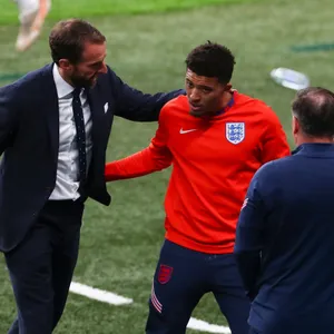 Jadon Sancho (M.) und Nationalcoach Gareth Southgate