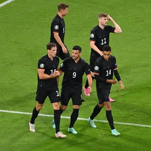 Kevin Volland (2. v. l.) jubelt mit Leon Goretzka über dessen Treffer zum 2:2.