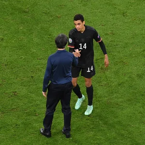 Jamal Musiala holte sich nach dem Spiel einen Glückwunsch von Jogi Löw ab.