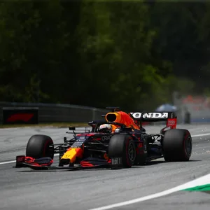Max Verstappen in seinem Red Bull Wagen