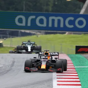 Max Verstappen vor Lewis Hamilton