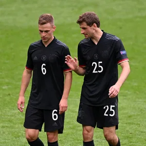 Josua Kimmich und Thomas Müller