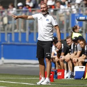Trainer Tim Walter feiert gegen Dresden seine Heimspielpremiere.