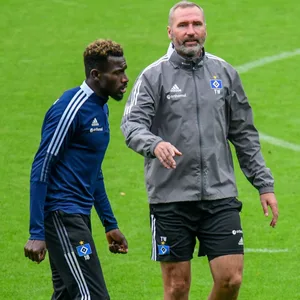 Tim Walter (r.) steht im Training neben Bakery Jatta (l.)