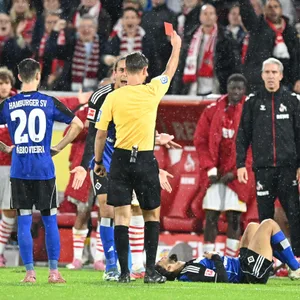 Daniel Schlager hält die Rote Karte hoch, Poulsen beschwert sich