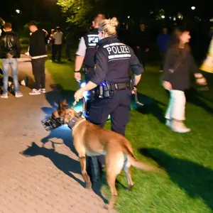 Polizisten kontrollieren einen Park