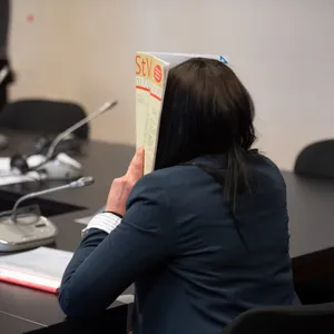 Omima A. vebirgt ihr Gesicht im Gericht