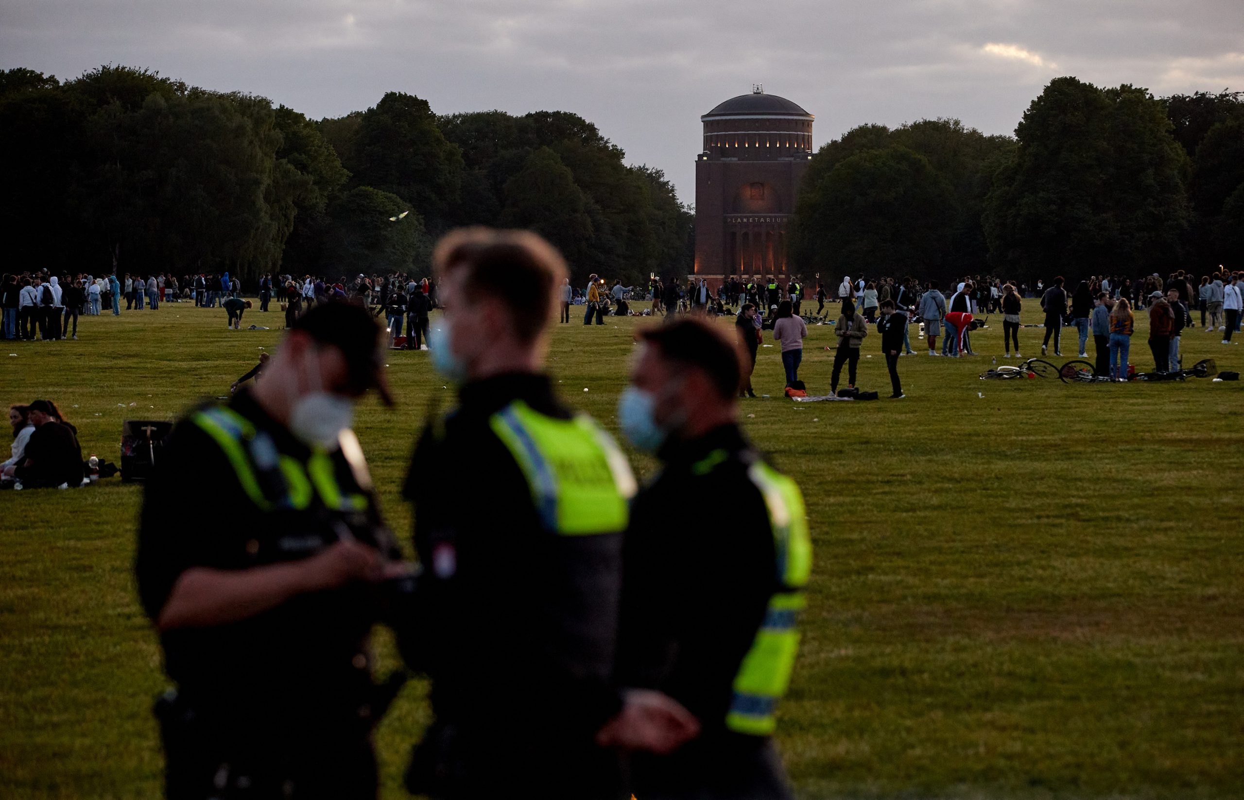 Polizisten überwachen das Geschehen im Hamburger Stadtparka am Wochenende.