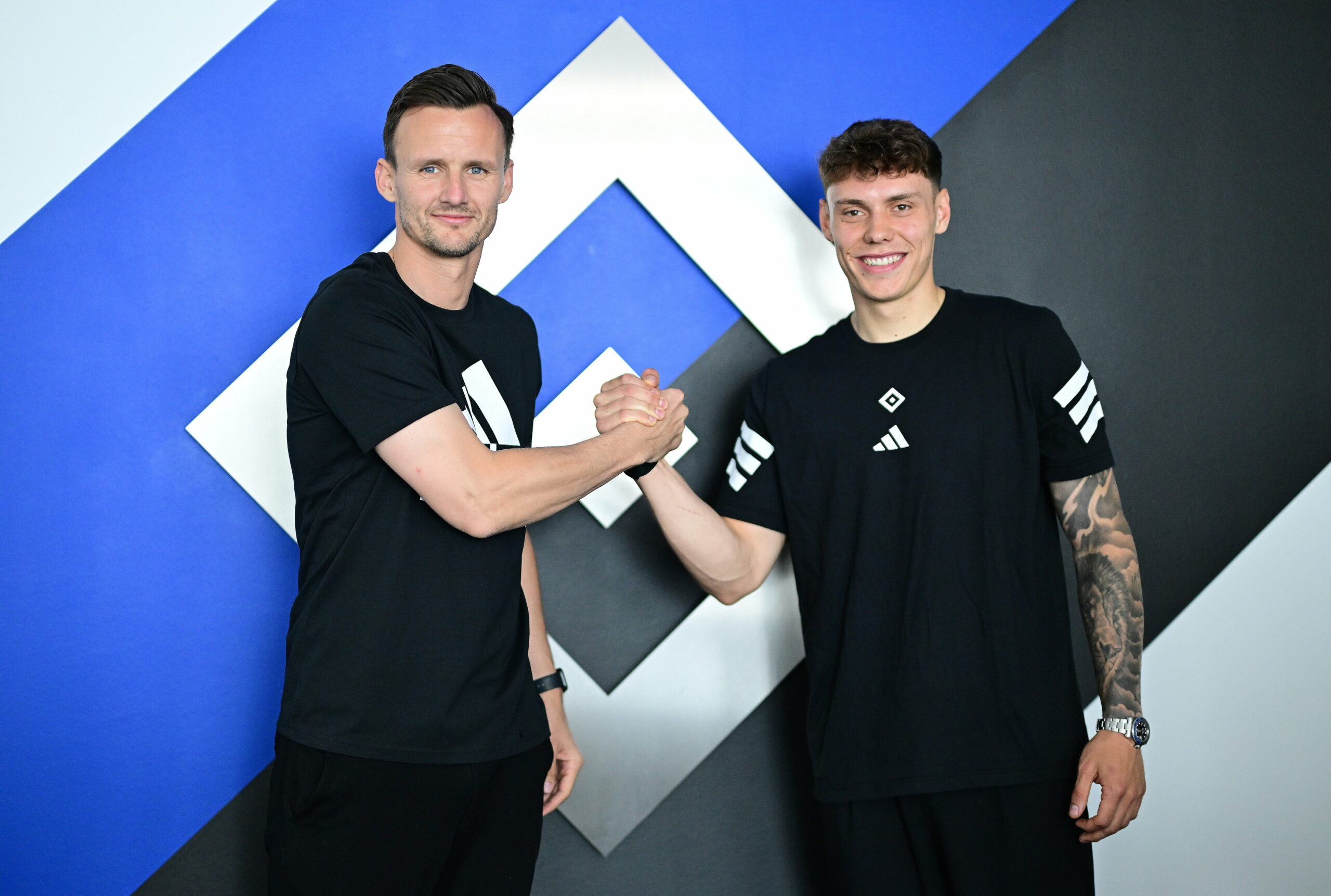 HSV-Direktor Profifußball Claus Costa präsentiert Neuzugang Nicolai Remberg
