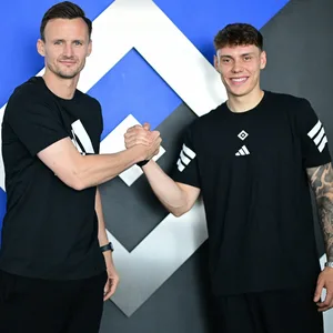 HSV-Direktor Profifußball Claus Costa präsentiert Neuzugang Nicolai Remberg