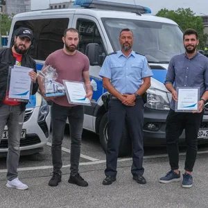 Der Hamburger BUndespolizei-Chef Christian Linkogel ehrt die drei Retter Mohamed, Amjad und Maiar (v.l.).