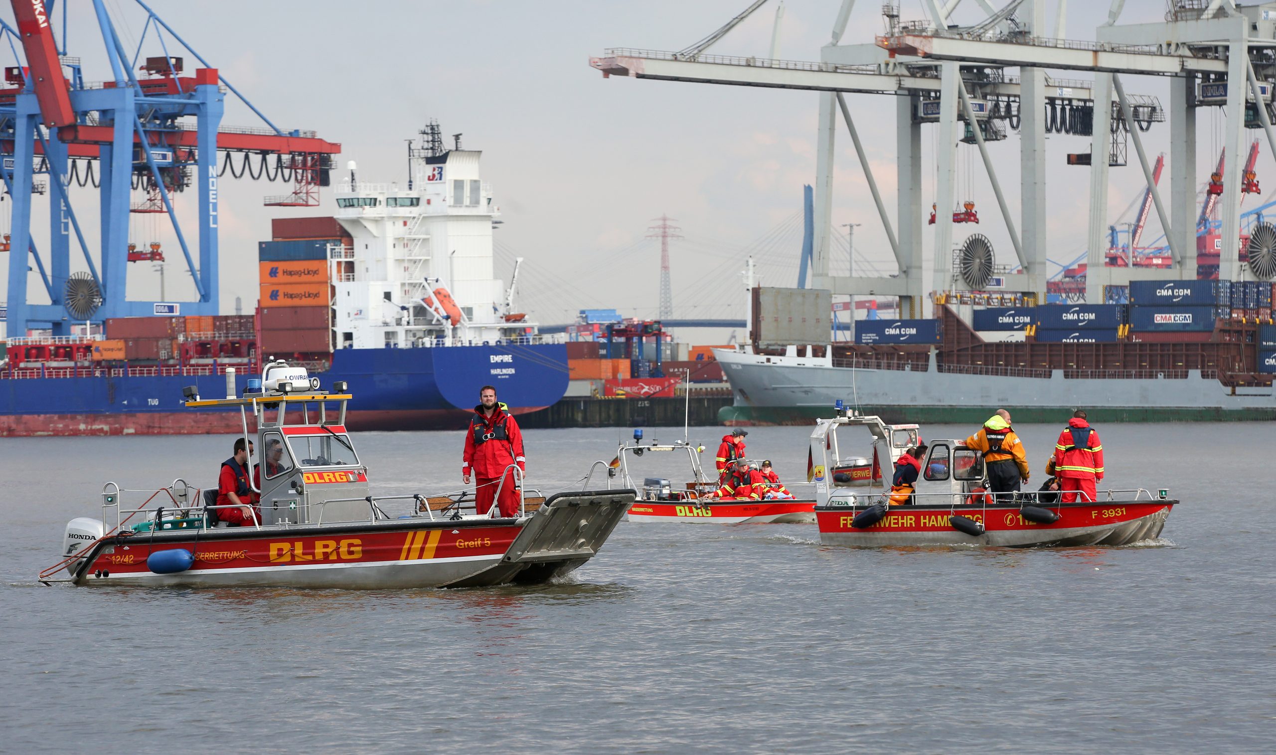 Auf der Elbe suchen Rettungskräfte und Taucher der DLRG nach vermissten Schwimmern. (Symbolbild)