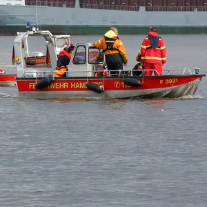 Auf der Elbe suchen Rettungskräfte und Taucher der DLRG nach vermissten Schwimmern. (Symbolbild)