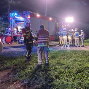 Einsatzkräfte in der Nacht