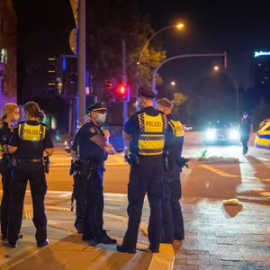 Polizisten am Unfallort in Hamburg-Rotherbaum.