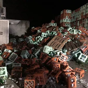 Eingesperrt! Die umgestürzten Leergut-Kisten blockierten den Zugang zum Haus.