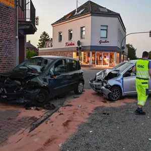 Die beiden am Unfall beteiligten Fahrzeuge wurden später abgeschleppt.
