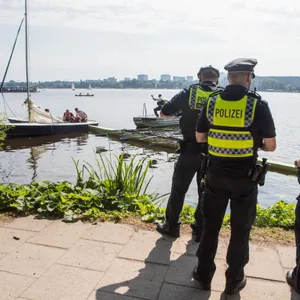 Ruderboot spießt Segeljolle auf – Unfall auf der Alster.
