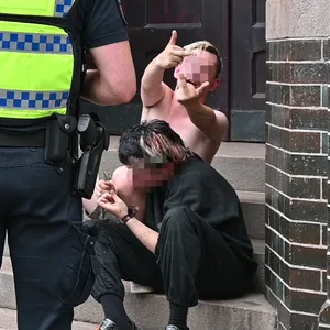 Der 22-Jährige und seine Begleiterin werden von Polizisten befragt.