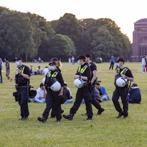 Die Einsatzkräfte haben die Besucher:innen auf der Wiese im Blick.