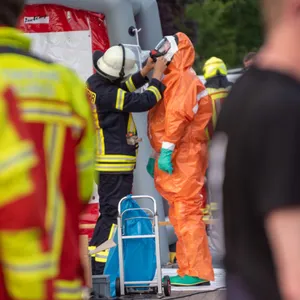 Nur mit Spezialanzügen konnten die Feuerwehrkräfte in den Schacht gehen.
