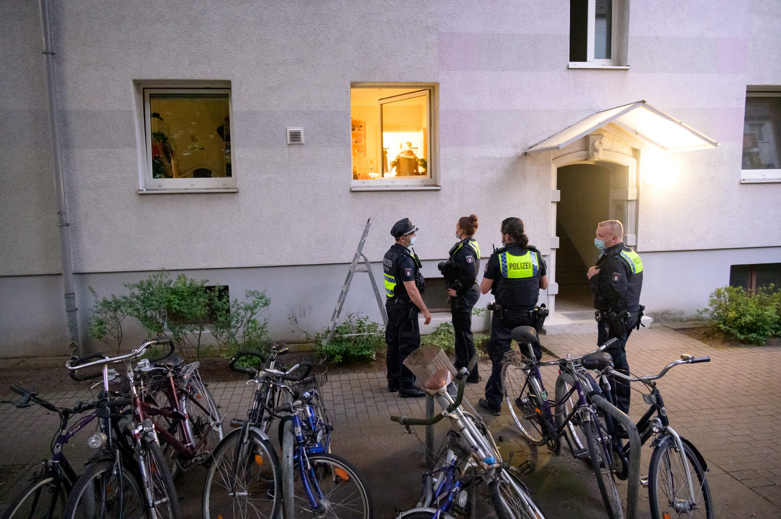 Hamburg: Polizisten stehen vor der Wohnung der jungen Frau.
