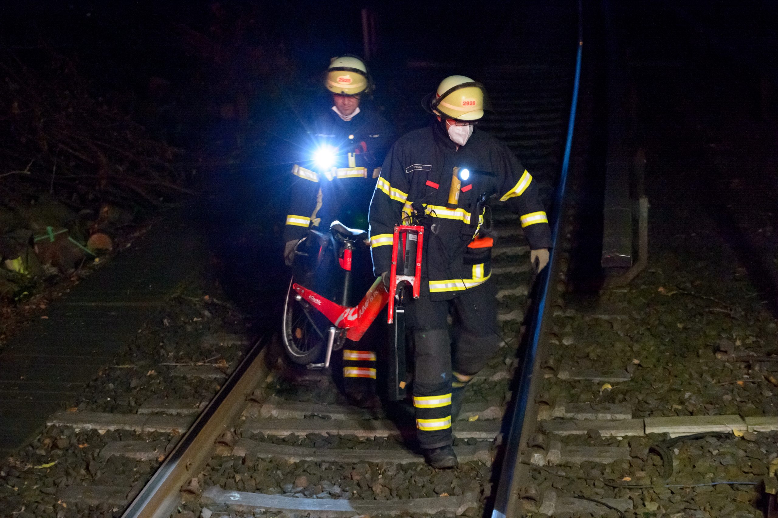 Hamburg: Die Einsatzkräfte der Feuerwehr bergen das zerstörte E-Bike.
