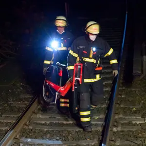 Hamburg: Die Einsatzkräfte der Feuerwehr bergen das zerstörte E-Bike.